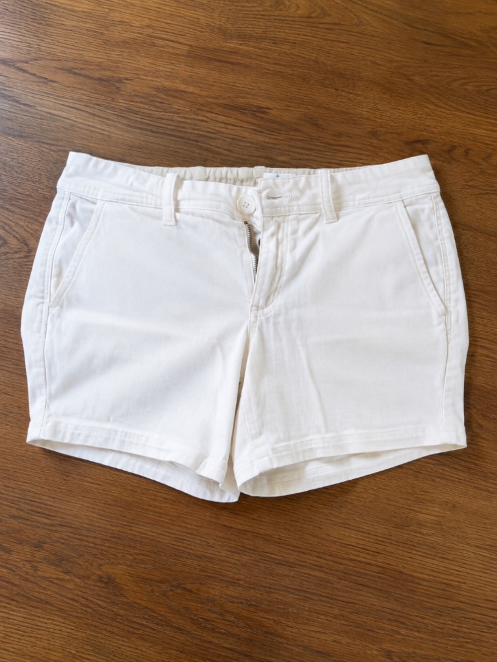 American Eagle White Super Stretch Chino Shorts | Size 6